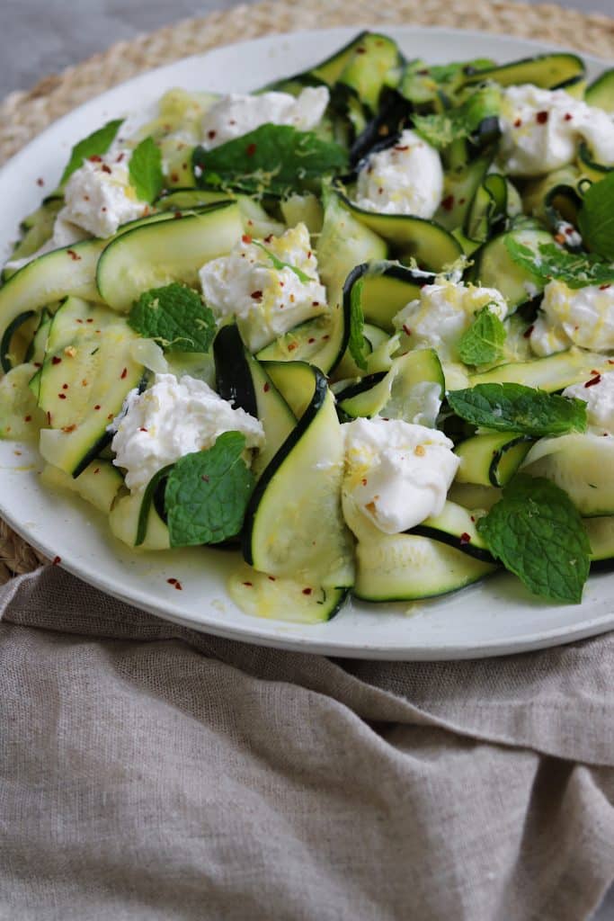 sommersalat med squash og burrata